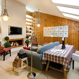 Große Eklektische Bibliothek im Loft-Stil mit brauner Wandfarbe, Linoleum, Kamin, Kaminumrandung aus Holz und Wand-TV in Novosibirsk