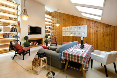 На фото: большая двухуровневая гостиная комната в стиле фьюжн с с книжными шкафами и полками, коричневыми стенами, полом из линолеума, стандартным камином, фасадом камина из дерева и телевизором на стене с