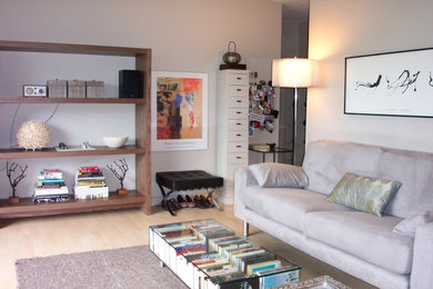 Foto de salón abierto minimalista pequeño con paredes grises, suelo de bambú y televisor independiente