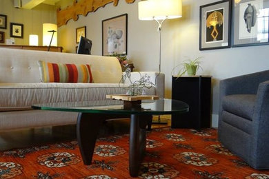 Diseño de salón bohemio de tamaño medio sin chimenea y televisor con paredes beige y moqueta