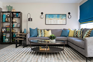 Mittelgroßes, Abgetrenntes Klassisches Wohnzimmer mit beiger Wandfarbe, braunem Holzboden, grauem Boden, Kamin, Kaminumrandung aus Holz und TV-Wand in Toronto