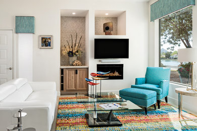 フェニックスにある高級な中くらいなコンテンポラリースタイルのおしゃれなLDK (白い壁、磁器タイルの床、壁掛け型テレビ、ベージュの床) の写真