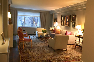 Exemple d'un salon chic de taille moyenne et fermé avec une salle de réception, un mur gris, parquet foncé, une cheminée standard et un sol marron.