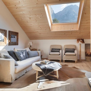 Foto di un soggiorno stile rurale di medie dimensioni con pareti bianche, parquet chiaro e pavimento beige