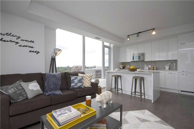 Esempio di un piccolo soggiorno minimalista aperto con pareti bianche, pavimento in legno massello medio, nessun camino e sala formale