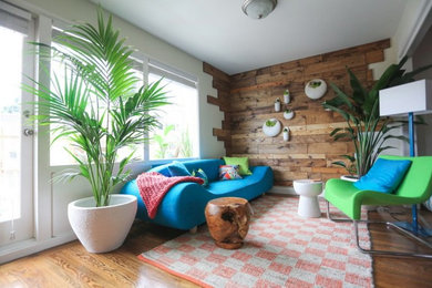 Diseño de salón abierto contemporáneo de tamaño medio sin chimenea con paredes blancas, suelo de madera en tonos medios y suelo marrón