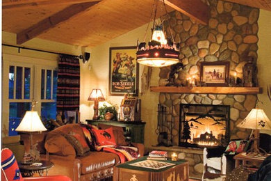 サンタバーバラにある高級な中くらいなラスティックスタイルのおしゃれなLDK (標準型暖炉、石材の暖炉まわり、テレビなし) の写真