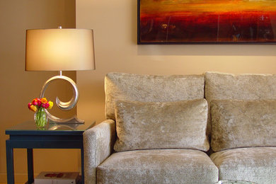 Foto di un soggiorno tradizionale di medie dimensioni e stile loft con pareti beige, parquet chiaro e TV a parete