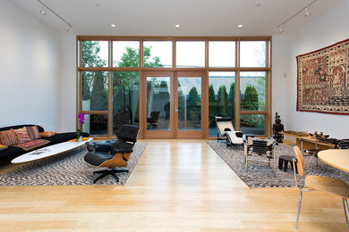 Repräsentatives, Offenes, Mittelgroßes, Fernseherloses Modernes Wohnzimmer ohne Kamin mit weißer Wandfarbe, hellem Holzboden und beigem Boden in Boston