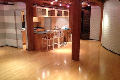 Mittelgroßes, Offenes Eklektisches Wohnzimmer mit bunten Wänden, hellem Holzboden, Kamin, Kaminumrandung aus Stein und Multimediawand in Boston
