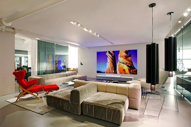 Modelo de salón moderno grande sin televisor con paredes blancas