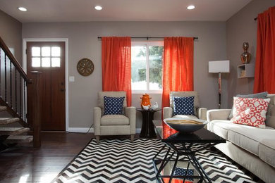 Immagine di un piccolo soggiorno eclettico chiuso con pareti grigie e parquet scuro
