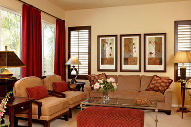 Modelo de salón abierto actual de tamaño medio sin chimenea y televisor con paredes beige y moqueta