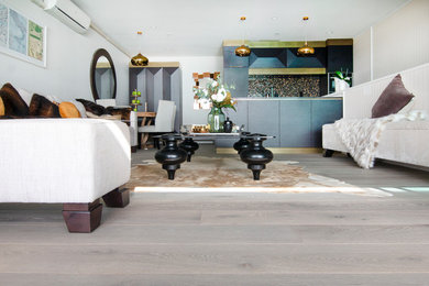 Idee per un grande soggiorno bohémian aperto con pareti bianche, parquet chiaro e pavimento marrone