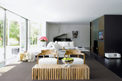 Cette photo montre un salon tendance avec un mur blanc, un téléviseur encastré et un sol marron.