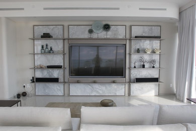 Diseño de salón para visitas abierto marinero de tamaño medio con paredes blancas y televisor colgado en la pared