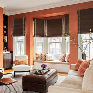 Diseño de salón con barra de bar tipo loft, tradicional renovado, de tamaño medio, sin chimenea y televisor, con parades naranjas y suelo de madera en tonos medios