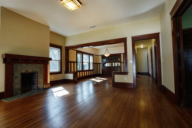 Foto de salón abierto de estilo americano de tamaño medio con paredes beige, suelo de madera oscura, todas las chimeneas y marco de chimenea de baldosas y/o azulejos