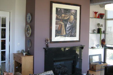 Idée de décoration pour un salon tradition avec un mur violet.