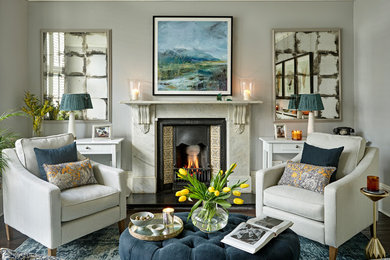 Fernseherloses, Repräsentatives Klassisches Wohnzimmer mit grauer Wandfarbe, dunklem Holzboden, Kaminofen und gefliester Kaminumrandung in London