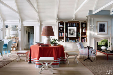 Modelo de salón abierto ecléctico extra grande con paredes blancas, suelo de madera clara, todas las chimeneas y suelo beige