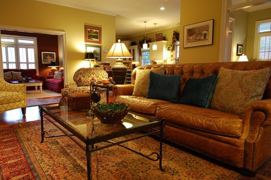 Foto de salón abierto tradicional de tamaño medio con suelo de madera en tonos medios