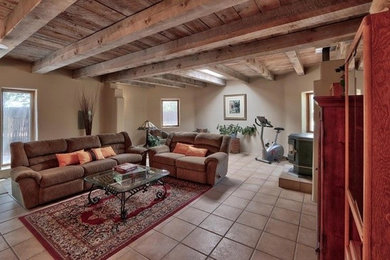アルバカーキにある低価格の広いトランジショナルスタイルのおしゃれなリビング (茶色い壁、セラミックタイルの床、暖炉なし、テレビなし、茶色い床) の写真