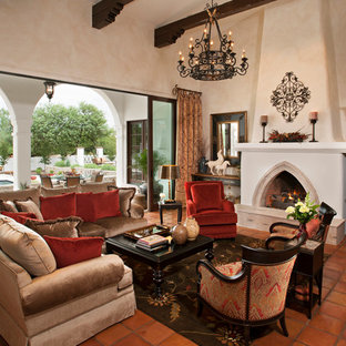 Mediterranes Wohnzimmer mit Terrakottaboden in Phoenix