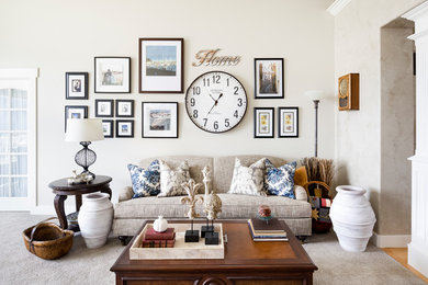 Foto de salón para visitas cerrado clásico de tamaño medio con paredes beige, moqueta y suelo beige