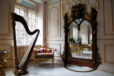 Пример оригинального дизайна: большая гостиная комната в классическом стиле с бежевыми стенами и белым полом