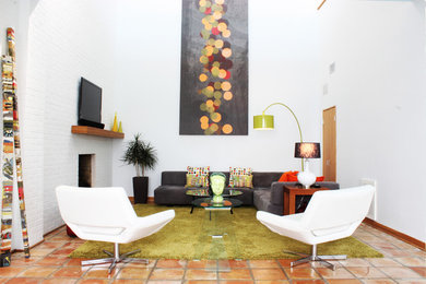 Foto di un soggiorno minimalista con pareti bianche, camino classico e TV a parete
