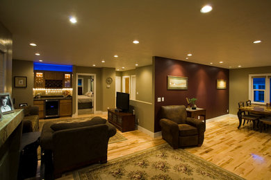 Aménagement d'un salon classique avec un mur multicolore, parquet clair, une cheminée standard et un manteau de cheminée en carrelage.