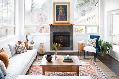 Foto de salón cerrado bohemio de tamaño medio con paredes blancas, suelo de madera oscura, todas las chimeneas, marco de chimenea de baldosas y/o azulejos y suelo marrón