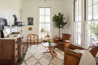 Exempel på ett stort klassiskt separat vardagsrum, med en hemmabar, vita väggar och mellanmörkt trägolv