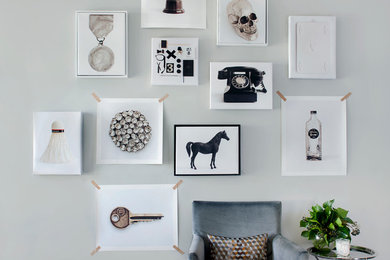 Diseño de salón para visitas abierto minimalista de tamaño medio con paredes grises y moqueta