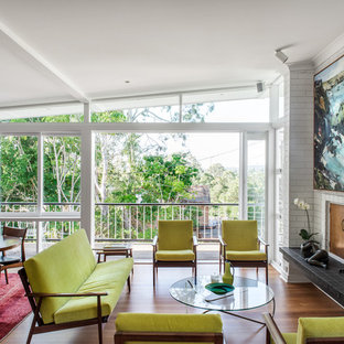 Design ideas for a midcentury living room in Brisbane.