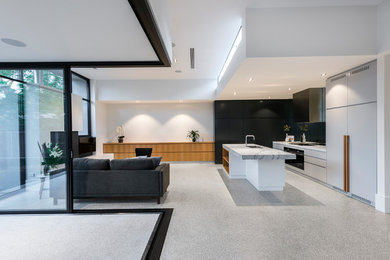 Mittelgroßes, Offenes Modernes Wohnzimmer mit weißer Wandfarbe, Betonboden, Kamin, verputzter Kaminumrandung, TV-Wand und weißem Boden in Adelaide