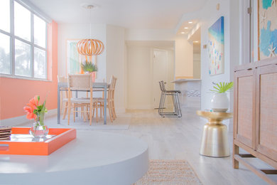 Пример оригинального дизайна: открытая гостиная комната среднего размера в морском стиле с розовыми стенами, полом из керамогранита и телевизором на стене