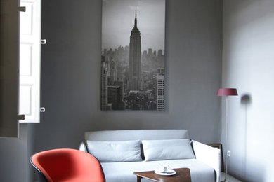 Стильный дизайн: гостиная комната в современном стиле с серыми стенами - последний тренд