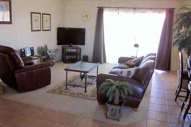 Diseño de salón para visitas abierto tradicional de tamaño medio con paredes beige, suelo de baldosas de cerámica y televisor independiente