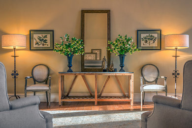 Foto de salón abierto clásico renovado grande con paredes beige y suelo de madera clara