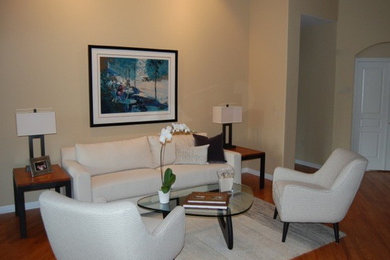 Foto de salón abierto contemporáneo de tamaño medio con paredes marrones y suelo de madera en tonos medios
