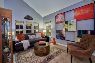 Источник вдохновения для домашнего уюта: изолированная гостиная комната среднего размера в стиле неоклассика (современная классика) с серыми стенами