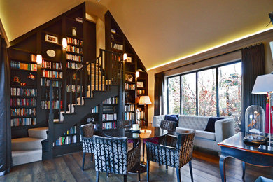 Diseño de biblioteca en casa abierta clásica de tamaño medio con suelo de madera oscura