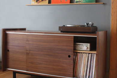 Modelo de salón con rincón musical vintage de tamaño medio sin chimenea y televisor con paredes azules y suelo de madera clara