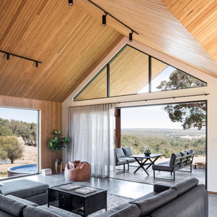 Country Wohnzimmer mit brauner Wandfarbe, Betonboden, grauem Boden, gewölbter Decke, Holzdecke und Holzwänden in Perth