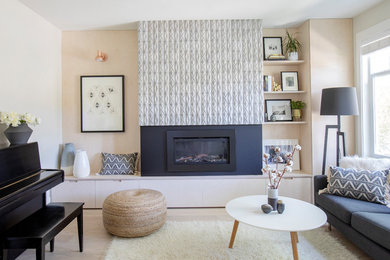 Nordisches Wohnzimmer mit weißer Wandfarbe, hellem Holzboden, Gaskamin und Kaminumrandung aus Beton in Vancouver