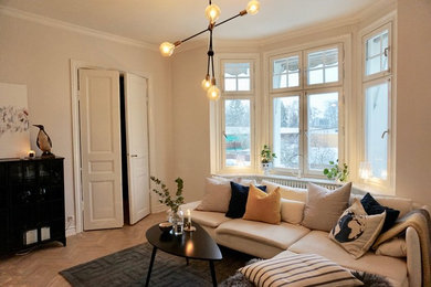 Aménagement d'un salon scandinave de taille moyenne et ouvert avec une salle de réception, un mur beige, un sol en bois brun, aucune cheminée, aucun téléviseur et un sol beige.