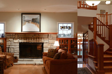 Modelo de salón para visitas abierto de estilo americano pequeño con paredes beige, suelo de madera clara, todas las chimeneas y marco de chimenea de piedra
