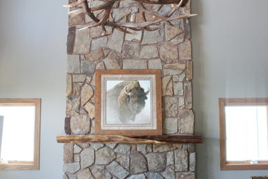 Cette photo montre un salon montagne avec une cheminée standard et un manteau de cheminée en pierre.